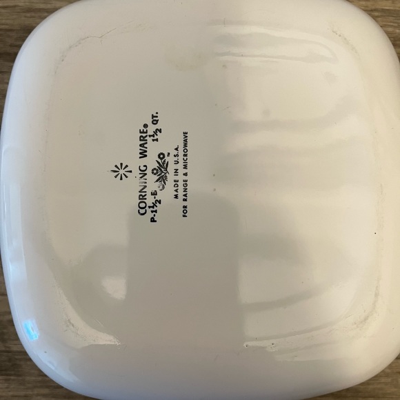 Vintage Corningware 1 1/2 quart - Picture 5 of 6
